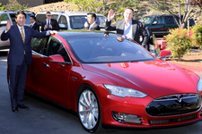 安倍総理、テスラ本社を表敬訪問し、CEOのイーロン マスクの運転でモデルS P85Dを体験