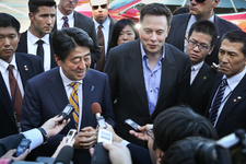 安倍総理、テスラ本社を表敬訪問し、CEOのイーロン マスクの運転でモデルS P85Dを体験