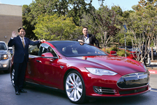 安倍総理、テスラ本社を表敬訪問し、CEOのイーロン マスクの運転でモデルS P85Dを体験
