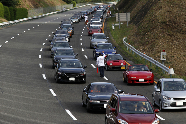 ファンの愛車によるパレードの模様