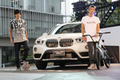 【動画】BMW X1の新車発表で世界チャンピオンたちがスゴ技を魅せた！