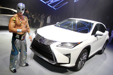 レクサス RXの正体はプロレスラー！？ 渋谷ヒカリエに一夜限りのプロレスリング登場 ～LEXUS RX AMAZING NIGHT レポート～