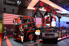 まるで“ヴィクトリノックス”！三菱ふそう「スーパーグレートVスパイダー」の迫力に引き寄せられる！【TMS2015】