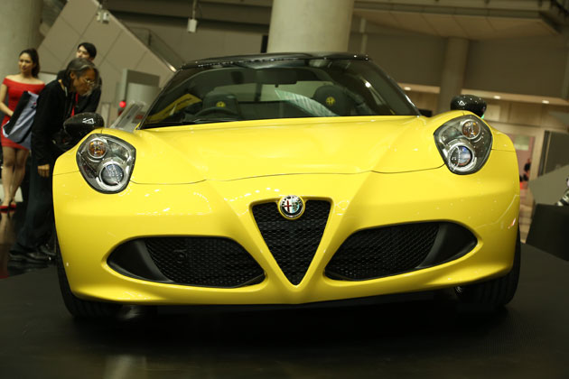 アルファロメオの本格的スポーツカー「4C」のスパイダーモデル、日本初
