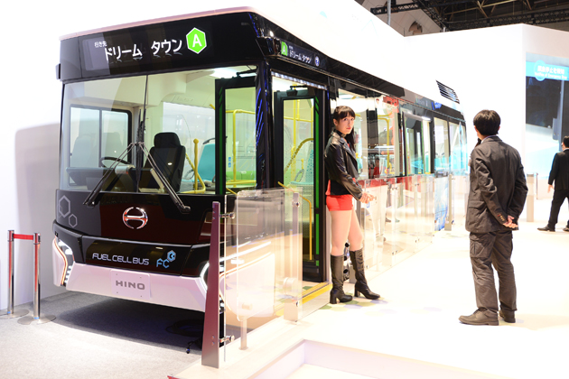 爽やかでクリーンな外観の次世代燃料電池バス、日野自動車「FUEL CELL BUS」【TMS2015】