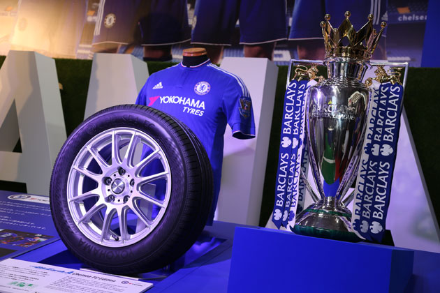 「東京モーターショー2015」で発表・展示されたBluEarth-Ａ Chelsea FC Editionと、ユニフォーム及び2014/15プレミアリーグ優勝トロフィー