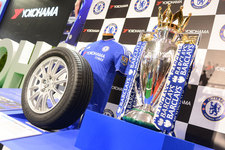 「東京モーターショー2015」で発表・展示されたBluEarth-Ａ Chelsea FC Editionと、ユニフォーム及び2014/15プレミアリーグ優勝トロフィー