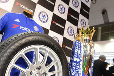 「東京モーターショー2015」で発表・展示されたBluEarth-Ａ Chelsea FC Editionと、ユニフォーム及び2014/15プレミアリーグ優勝トロフィー