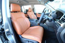 ボディカラー:ソニックチタニウム/インテリアカラー・シートカラー:サンフレアブラウン/タイヤ&ホイール:275/50R21 110Hタイヤ&21×8 1/2Jアルミホイール(切削光輝)