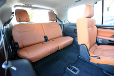 ボディカラー:ソニックチタニウム/インテリアカラー・シートカラー:サンフレアブラウン/タイヤ&ホイール:275/50R21 110Hタイヤ&21×8 1/2Jアルミホイール(切削光輝)