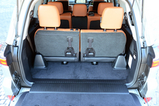 ボディカラー:ソニックチタニウム/インテリアカラー・シートカラー:サンフレアブラウン/タイヤ&ホイール:275/50R21 110Hタイヤ&21×8 1/2Jアルミホイール(切削光輝)