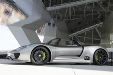 限定918台で市販されたスーパーカーのポルシェ918