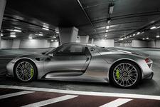 限定918台で市販されたスーパーカーのポルシェ918