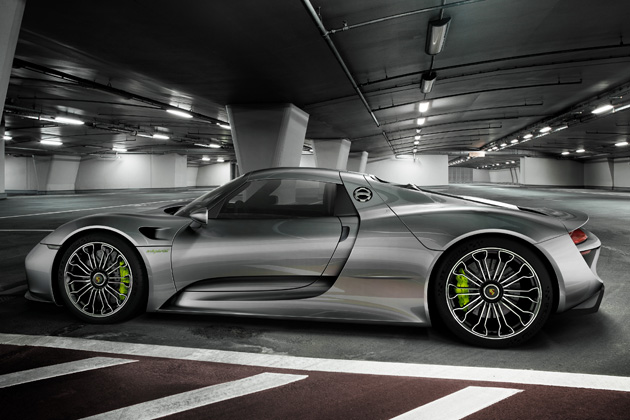 限定918台で市販されたスーパーカーのポルシェ918