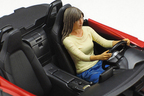 女性ドライバーのフィギュアは、右ハンドル仕様、左ハンドル仕様それぞれに対応するパーツが付属。