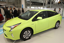 トヨタ 新型プリウス E-Four（4WD）