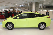 トヨタ 新型プリウス E-Four（4WD）