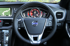 ボルボ V40 D4 R-DESIGN(200台限定モデル) 試乗レポート/岡本幸一郎