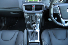 ボルボ V40 D4 R-DESIGN(200台限定モデル) 試乗レポート/岡本幸一郎