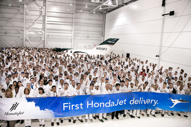 HondaJetの引き渡し開始を祝うHACIの従業員