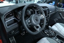 VW 新型トゥーラン Rライン[海外仕様：左ハンドル／5人乗り]（画像は東京モーターショー2015）