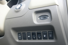 リアシート電動復帰ボタン(運転席)