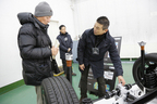 i-ACTIV AWDのパワートレインレイアウトを前に、日下部氏
