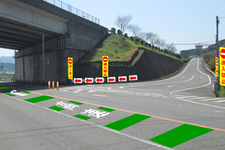 逆走車増加により道路表示や標識を増やし対応している