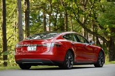 テスラ・モデルS　オートパイロット機能を日本国内でもスタート