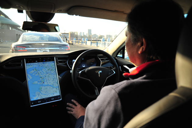 テスラ・モデルS オートパイロット機能を日本国内でもスタート