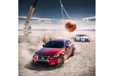 レクサス ISが運動会を開催！美女たちが大玉転がしやパン食い競争に挑戦！