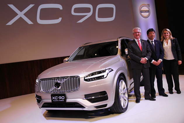 ボルボ初のPHEV、さらに世界初の先進安全技術も備えた最上級7シーターSUV「XC90」発売