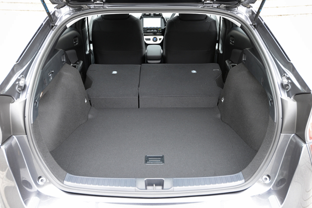 試乗記 新型プリウスは Vw ゴルフやメルセデス ベンツ Cクラスと並ぶ 世界の定番名車 になった 画像ギャラリー No 15 徹底検証 22年新型車種ー試乗レポート Mota