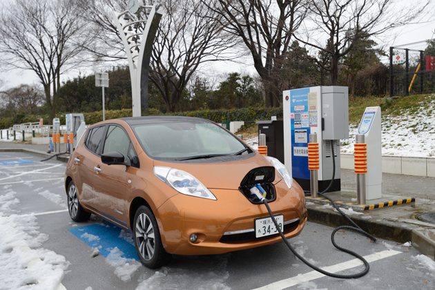 充電中の日産 リーフ