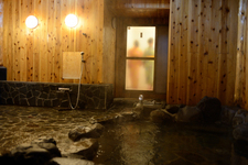 伊豆高原 旨い酒と料理の宿「森のしずく」にて、静寂と自然あふれる天然温泉の露天風呂は貸切なのでゆったり出来ます