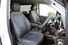 「メルセデス・ベンツ 新型 Vクラス V220d/V220d long/V220d Extra-long」《クリーンディーゼルエンジン搭載ミニバン》試乗レポート/今井優杏