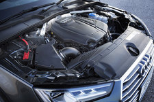 アウディ A4 Sedan TFSI quattro