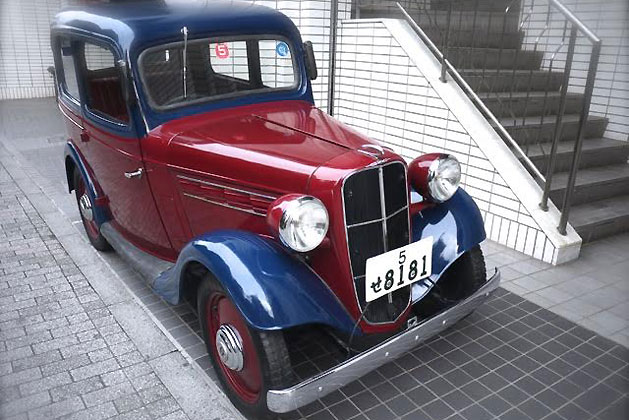 昭和12年(1937年)日産自動車製造「ダットサン16型セダン」