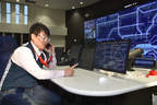 NEXCO東日本 関東支社の新道路管制センター内にて、取材中（？）の当記事ライター、山本シンヤ氏