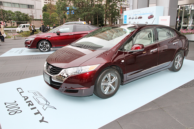 2008年に発表されたセダンタイプの燃料電池自動車「FCX クラリティ」
