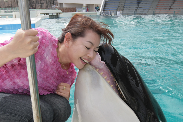 竹岡圭にシャチからキス！