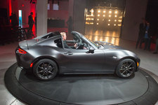 マツダ新型「ロードスターRF」/NYショー2016