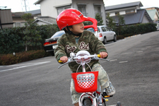 自転車に乗る子供のイメージ