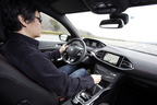 308 GTi 250 by PEUGEOT SPORTを試乗する森口将之氏