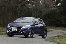 新型「プジョー 208 アリュール シエロ パッケージ」(Pure Tech 3気筒 1.2リッターターボ搭載)試乗レポート／塩見智