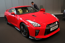 NISSAN GT-R 2017年モデル（バイブラントレッド）