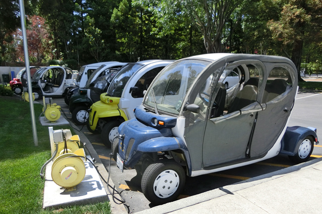 グーグル・キャッパス内を走る、ゴルフカートをベースとしたEV。