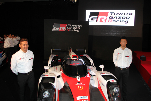 小林可夢偉 選手と中嶋一貴 選手／トヨタ 2016年モータースポーツ体制発表会（マシンはTS040に今季のカラーリングを施したもの）