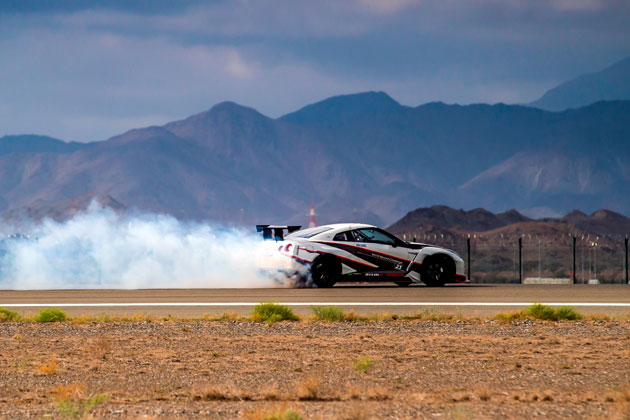 驚異の1,380馬力！日産「GT-R」がドリフト世界最高速“304.96キロ