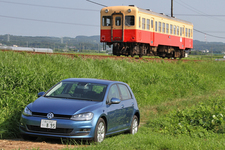 田舎道を走るVWゴルフ